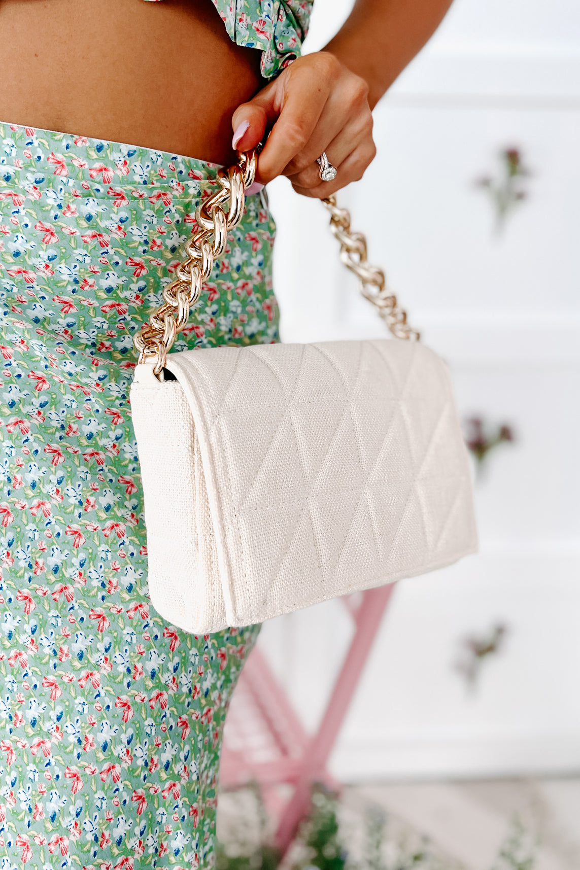 Kvinnors Elegant Quiltad Linneväska med Guldkedjedetalj