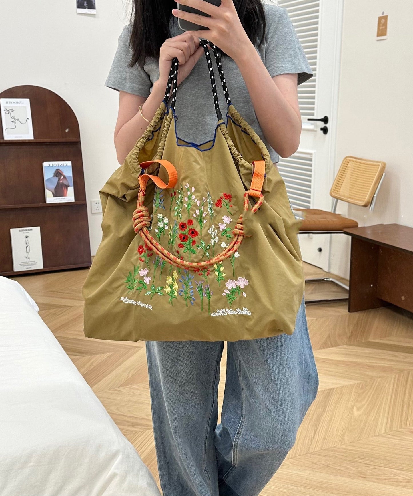 Dam Rymlig Nylon Shoppingväska med Broderade Detaljer