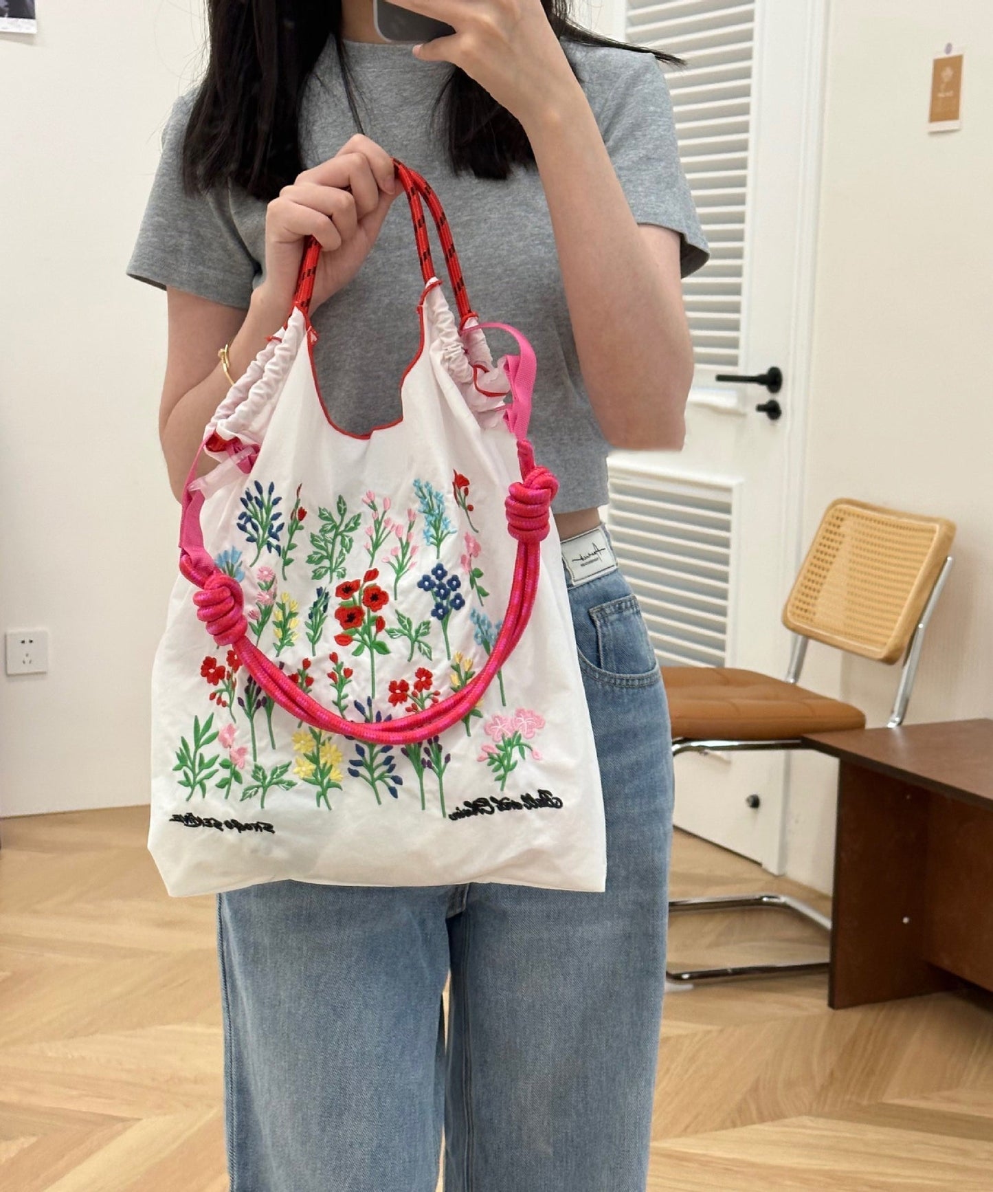 Dam Rymlig Nylon Shoppingväska med Broderade Detaljer