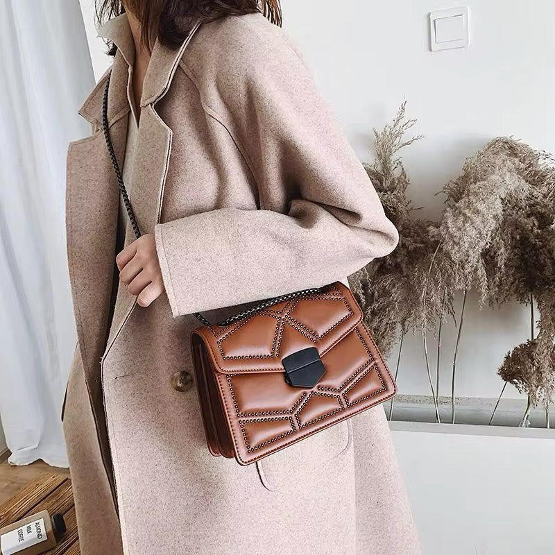 Beatrice - Modern Design Crossbody-Väska med Nitar och Kedja för Dam