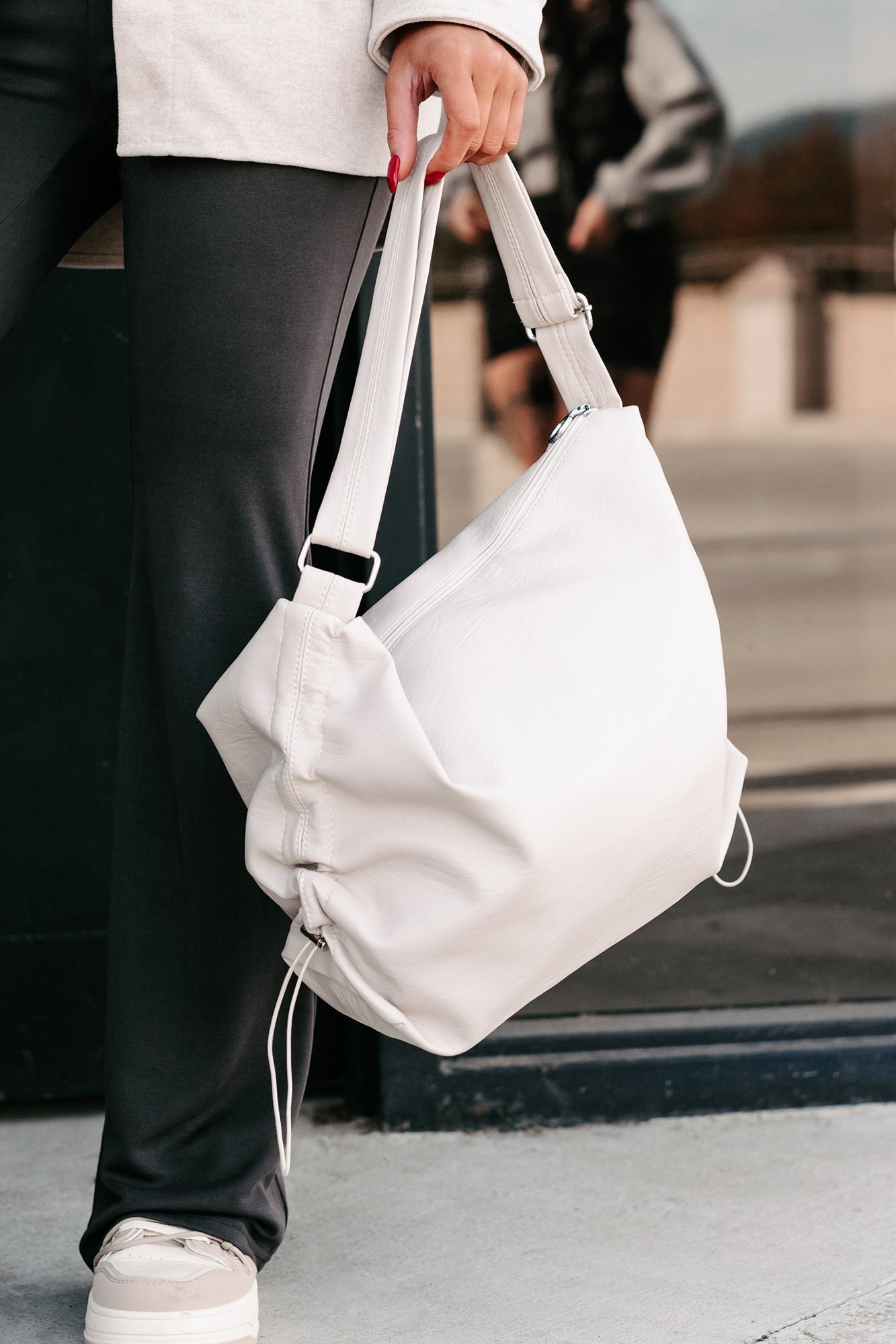 Dam Elegant Faux Läder Axelväska med Ruched Design och Justerbart Axelband