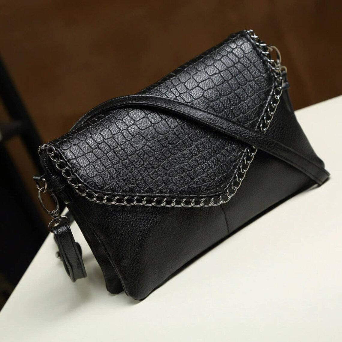 Kateleen - Eleganta Vegansk Läder Crossbody-Väska Med Kedjedesign För Dam