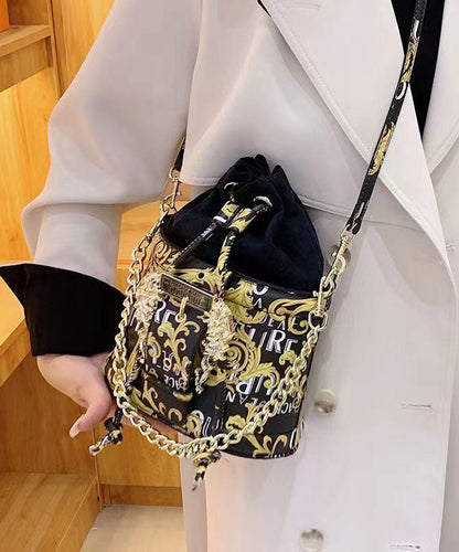 Damernas Trendiga Faux Läder Crossbody Väska med Kedjedetaljer