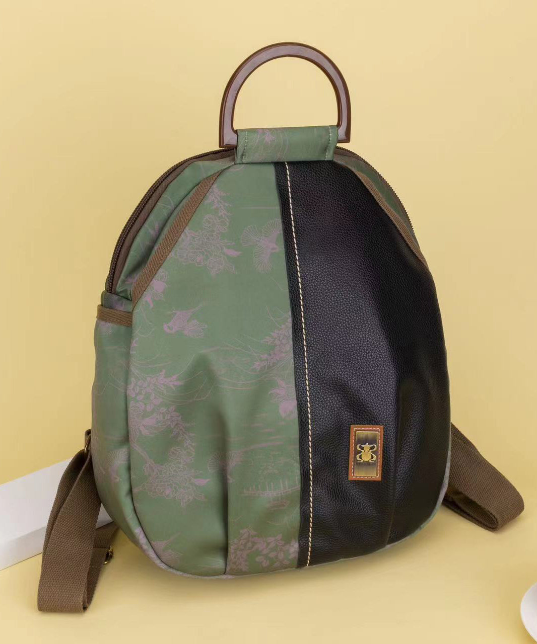 Dam Elegant Nylon Ryggsäck med Inre Fickor och Zip-Up Stängning